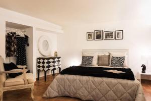 A bed or beds in a room at Lovely Colosseum loft apartment