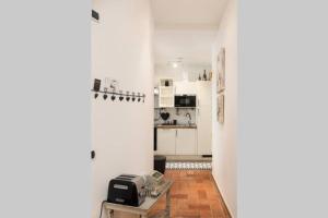 A kitchen or kitchenette at Lovely Colosseum loft apartment