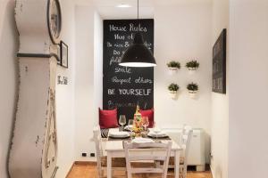 A seating area at Lovely Colosseum loft apartment