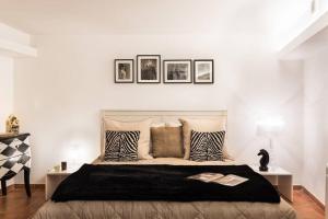 A bed or beds in a room at Lovely Colosseum loft apartment
