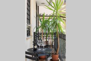A balcony or terrace at Lovely Colosseum loft apartment