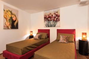 A bed or beds in a room at Lovely Colosseum loft apartment