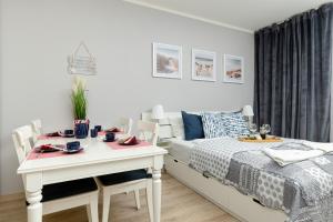 Ένα ή περισσότερα κρεβάτια σε δωμάτιο στο Nadmorskie Studio z Balkonem - Grunwaldzka Pobierowo by Noclegi Renters