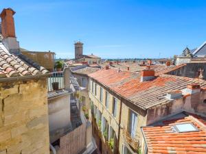 モンペリエにあるRare Loft vue sur les toits - Suites Gaya Centre Historiqueの街の建物屋根の空見