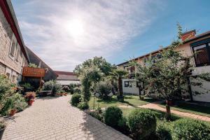 a courtyard of a house with trees and bushes at Apartment im Weinparadies in Weigenheim +9 photos
