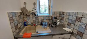 A kitchen or kitchenette at Kikötő Vendégház Még 37 kép