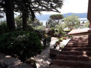 einen Garten mit Treppe und Blick auf das Wasser in der Unterkunft Bed&Breakfast "Fiorella" sul Lago in Castel Gandolfo