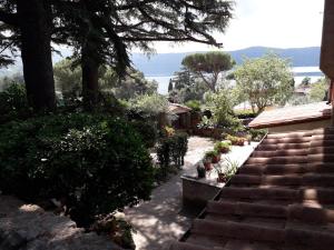 カステル・ガンドルフォにあるBed&Breakfast "Fiorella" sul Lagoの階段付きの庭園、水辺の景色を望む