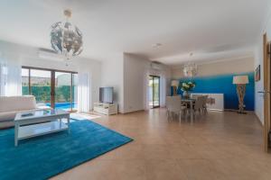 a living room with a couch and a table at Villa Paraiso by Garvetur in São Bartolomeu de Messines