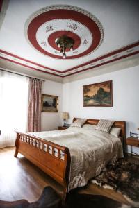 um quarto com uma cama grande e um tecto em Pension Cortes em Cesky Krumlov