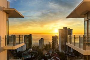uma vista a partir de uma varanda de uma cidade ao pôr-do-sol em Wyndham Resort Surfers Paradise em Gold Coast
