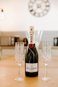 Nápoje v ubytování FAIRVIEW FARM Holiday Accommodation 14 Luxury Lodges, Cabins, Dog Friendly, Suitable for Couples, Families and Groups, Wedding Guests , Corporate events, Sleeps 2-65 guests in Ravenshead, Nottingham near Sherwood Forest, set in 88 acres