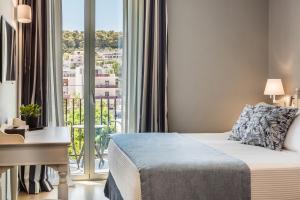 Rúm í herbergi á Aenos Hotel