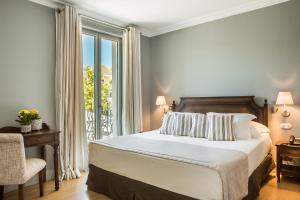 Rúm í herbergi á Aenos Hotel