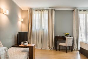 Sjónvarps- og/eða afþreyingartæki á Aenos Hotel