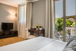 Rúm í herbergi á Aenos Hotel