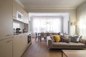 Kuchyňa alebo kuchynka v ubytovaní Aspasios Rambla Catalunya Apartments