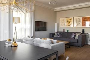 Televízia a/alebo spoločenská miestnosť v ubytovaní Aspasios Rambla Catalunya Apartments