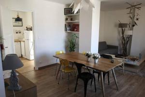 sala de estar con mesa de madera y sillas en Osanjes Berck plage, en Berck-sur-Mer