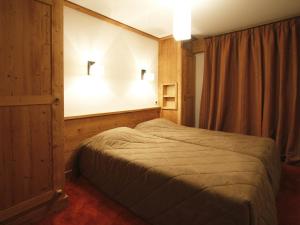 En eller flere senge i et værelse på Appartement Les Deux Alpes, 5 pièces, 8 personnes - FR-1-348-170
