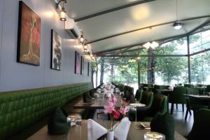 En restaurang eller annat matställe på White Feather Resort Kauncha