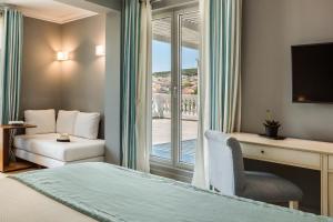 Rúm í herbergi á Aenos Hotel