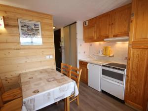 Appartement Hauteluce, 2 pièces, 5 personnes - FR-1-293-144にあるキッチンまたは簡易キッチン