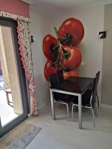 a bunch of tomatoes on a table in a room at Casa Marina in Ribeira