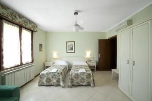 una camera da letto con due letti e una finestra di Albergo Il Gufo a Parma