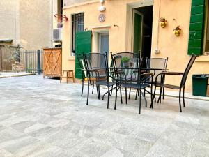 een tafel en stoelen op een patio bij Casa Buccari in Venetië
