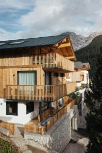 una casa con balcones de madera en una montaña en Chalet Dolecir, en La Valle