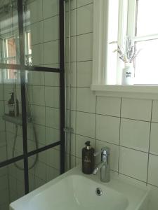 Ett badrum på Smedjan cottage