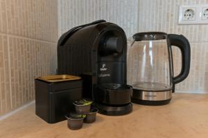久洛的住宿－Világóra Apartman，咖啡壶和柜台上的搅拌机