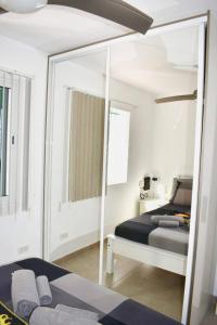 Tempat tidur dalam kamar di Margherita's Apartment San Eugenio Costa Adeje