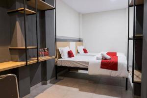 Posteľ alebo postele v izbe v ubytovaní RedDoorz Plus near Taman Anggrek Mall