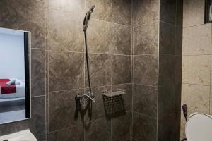 Ένα μπάνιο στο RedDoorz Plus near Taman Anggrek Mall +32 φωτογραφίες