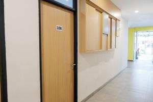 Φωτογραφία από το άλμπουμ του RedDoorz Plus near Taman Anggrek Mall στην Τζακάρτα
