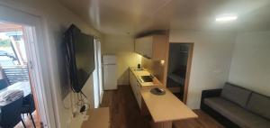 Kuchyňa alebo kuchynka v ubytovaní ZEN MURTER Mobil home