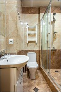 e bagno con servizi igienici, lavandino e doccia. di Arma Boutique Hotel a Yerevan