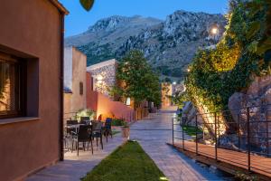 une rue dans une ville avec une table et des chaises dans l'établissement Gratteri Resort, à Gratteri