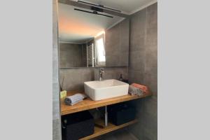 Fotografia z galérie ubytovania SIMONE LUXURY SUITE, Central Modern Apartment 82sqm with Terrace v destinácii Tripoli