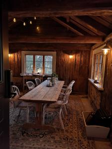 una sala da pranzo con tavolo e sedie in legno di Smedjan cottage a Enköping
