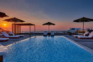 Басейн в Symmetry Suites або поблизу
