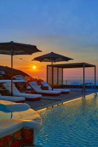 Басейн в Symmetry Suites або поблизу