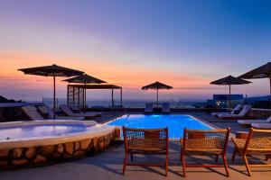 Басейн в Symmetry Suites або поблизу