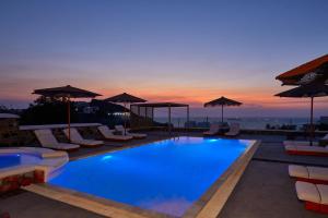 Басейн в Symmetry Suites або поблизу