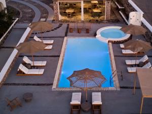 Басейн в Symmetry Suites або поблизу