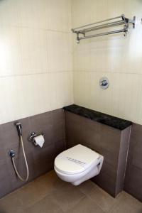 een badkamer met een toilet en een douche bij HOTEL GREEN TREES in Bangalore