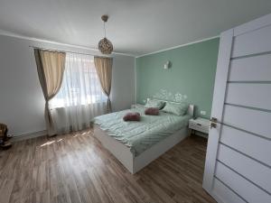 um quarto com uma cama e uma janela em Cozy House Neustadt em Cristian