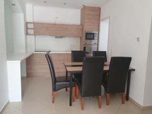 Kuchyňa alebo kuchynka v ubytovaní Ivett apartmanház + 9 fotografií